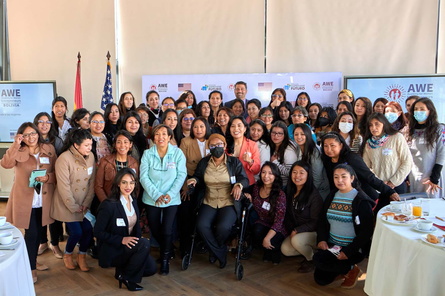 Inauguran la segunda versión de las becas AWE en Bolivia con un primer grupo de 60 beneficiarias