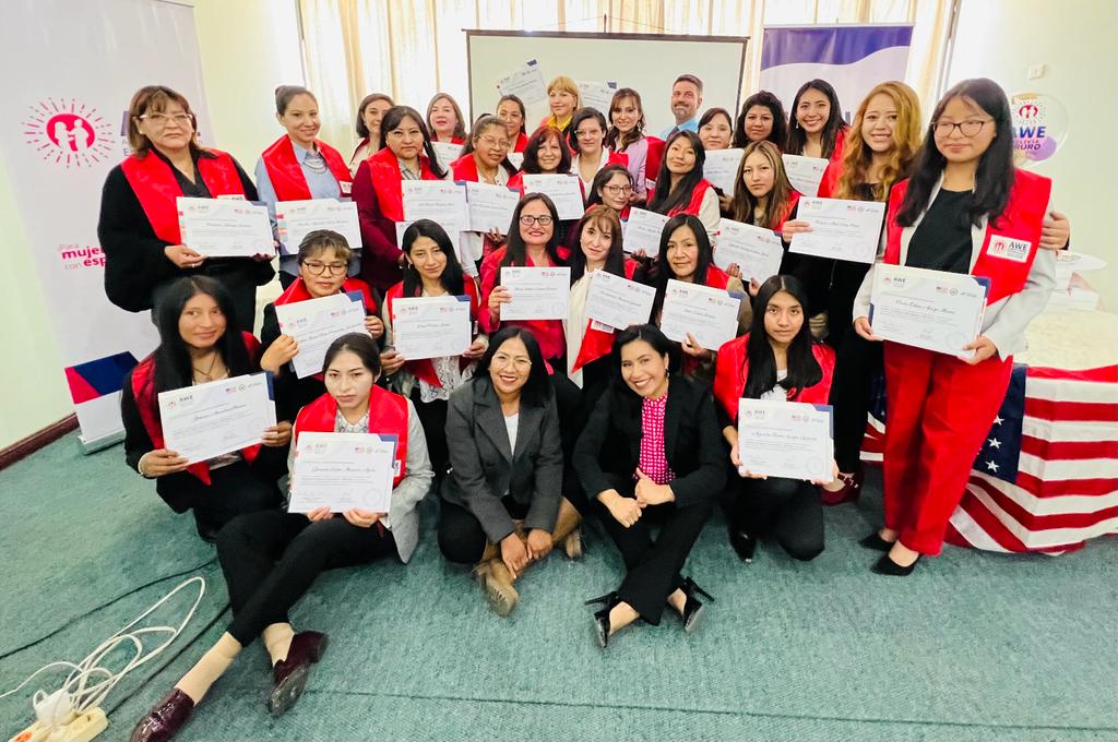 Emprendedoras de Oruro se gradúan de la Academia de Mujeres Emprendedoras AWE Bolivia y reciben 3500 USD en capital semilla